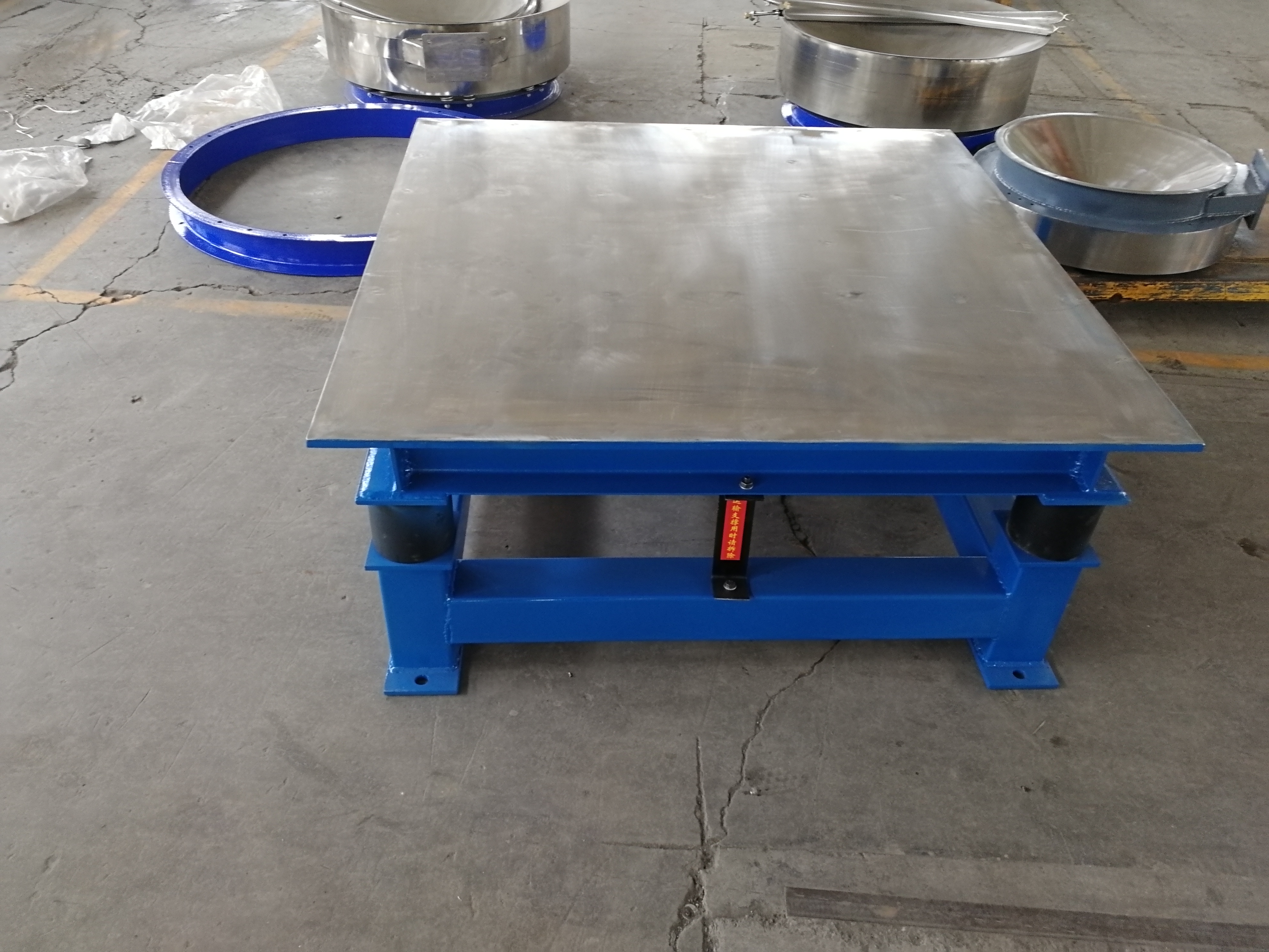 振動(dòng)平臺中振動(dòng)電機(jī)的特性